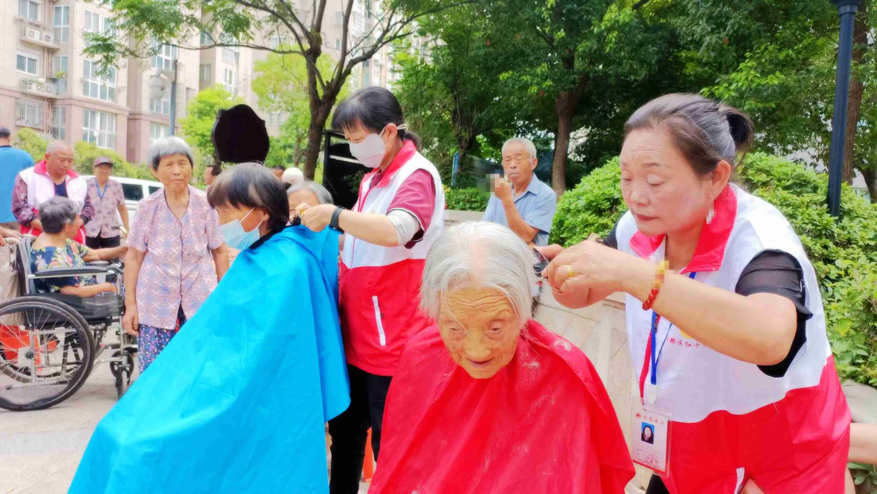 104岁的老太太享受盐都红十字志愿者理发服务(1).jpg