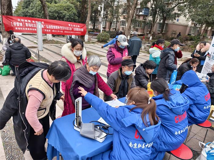果场社区红十字会开展学雷锋志愿义诊服务活动.jpg