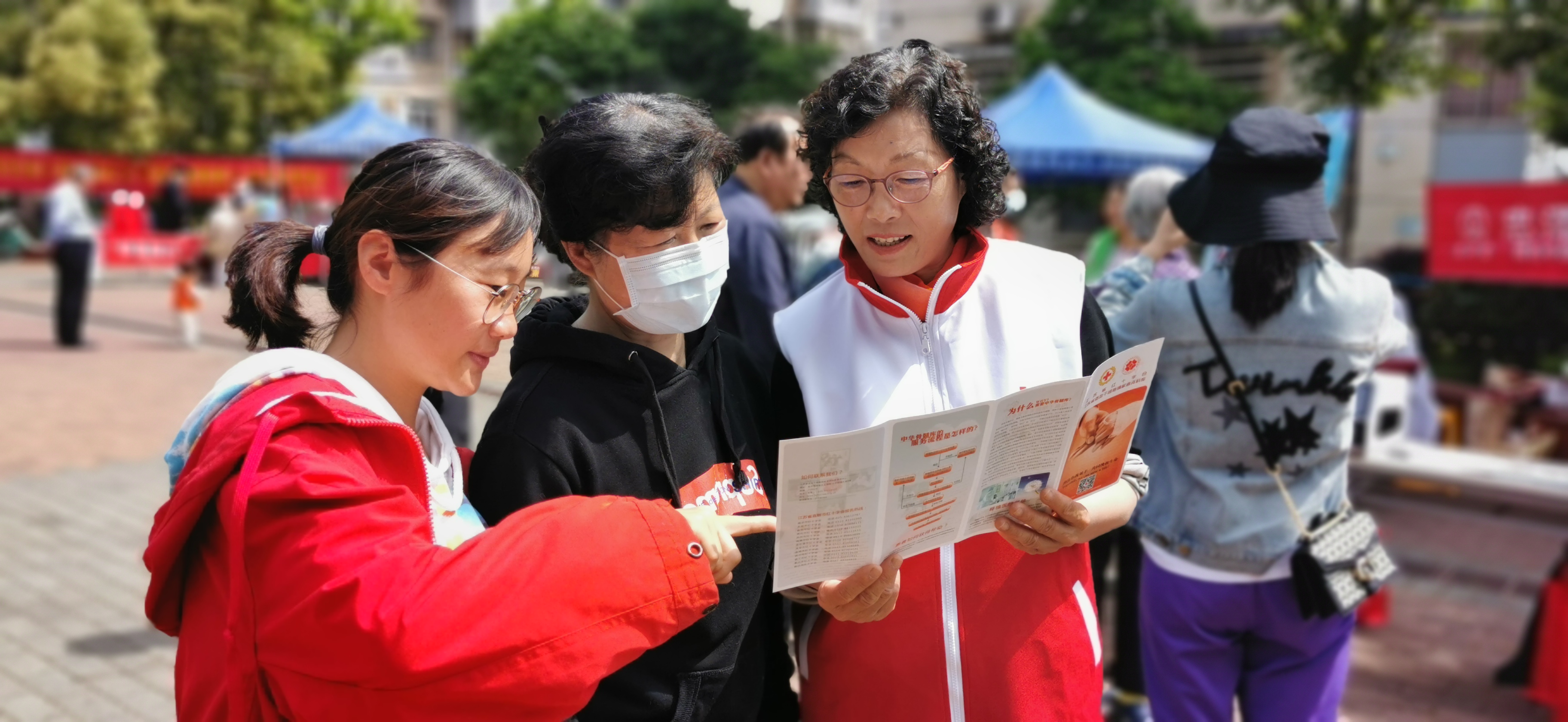 5月7日上午930，玄武区红十字会党支部与农科院社区共同开展“红十字博爱周”志愿服务活动，开展三献宣传4.jpg