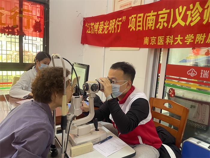 石埠桥村社区红会开展眼科义诊.jpg