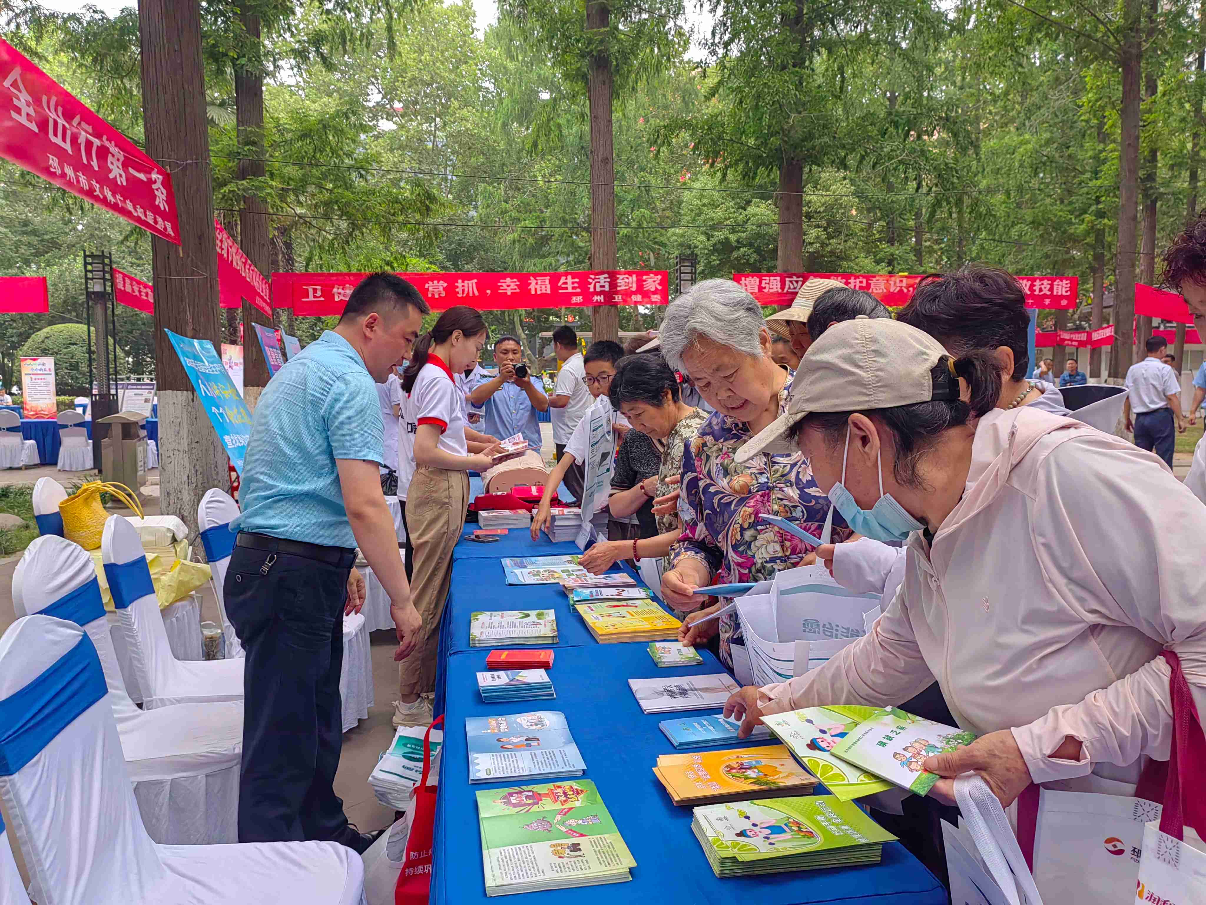 邳州市举办“安全宣传咨询日”活动 提升公众应急.jpg